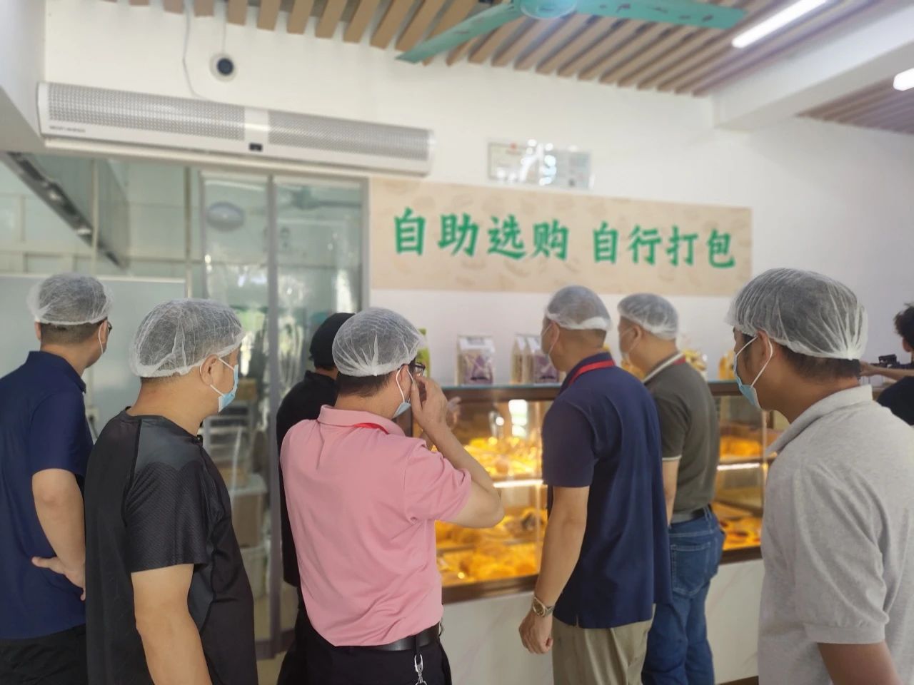 “食”刻守護，把好食品“入口關(guān)”|集團安委辦聯(lián)合物業(yè)公司食品安全管理中心至華貿(mào)學(xué)院開展食品安全檢查工作